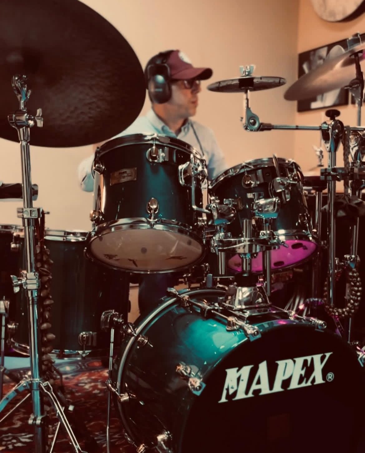 Un alumno aprendiendo a tocar en la batería una de sus canciones favoritas