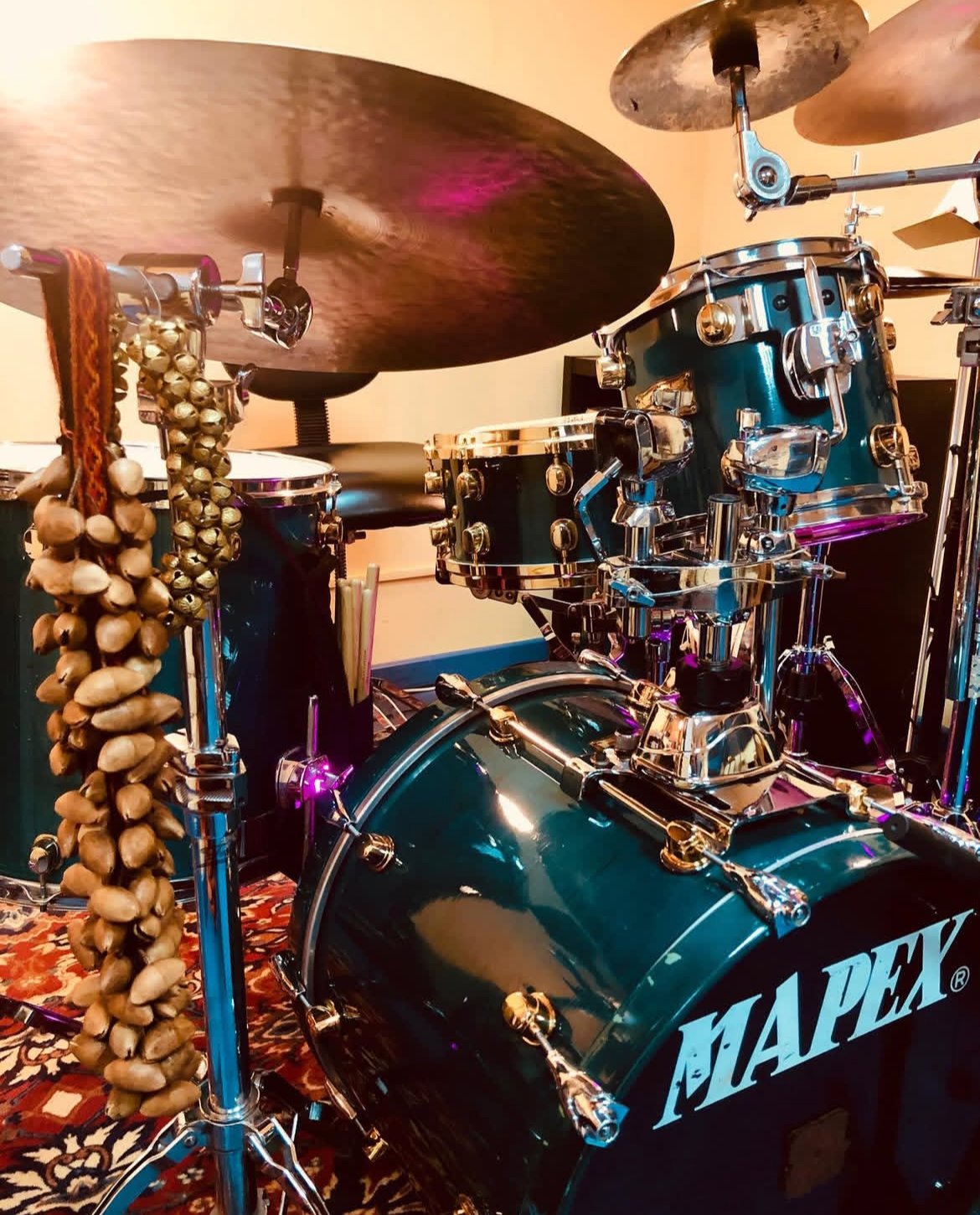 alumno aprendiendo una canción en la batería