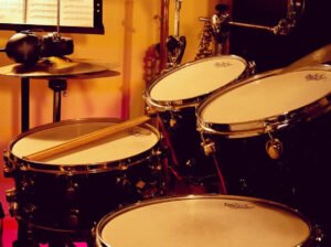 detalle de los timbales y el hi-hat de una batería acústica