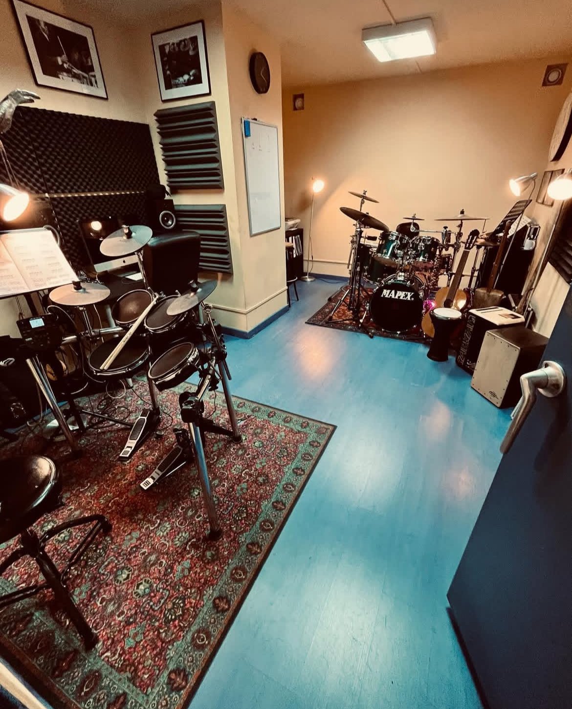 vista del estudio equipado con 2 baterías e instrumentos de percusión.