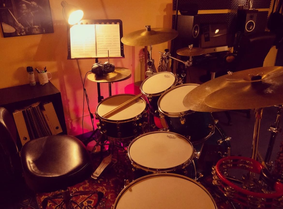 vista del estudio del templo del groove en madrid río