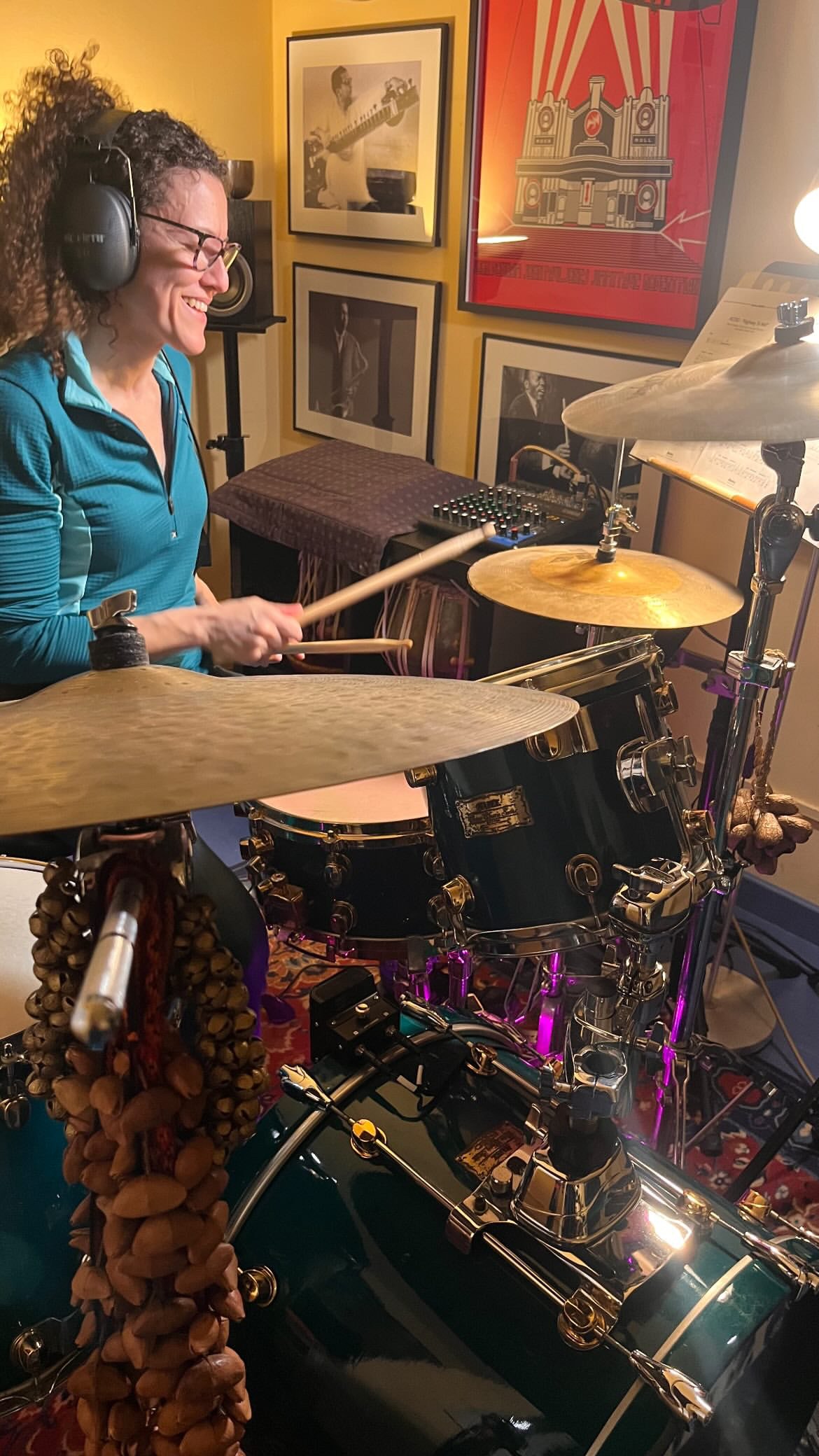 Alumno adulto aprendiendo batería desde cero