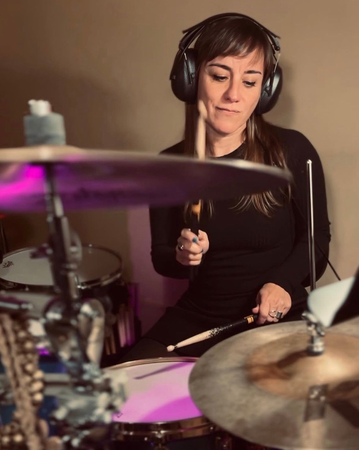 Profesor enseñando a alumno de batería en El Templo del Groove