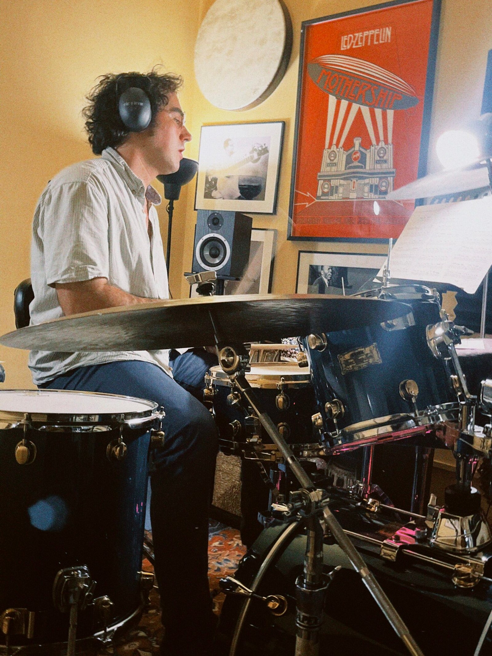 Alumno adulto tocando la batería en Usera