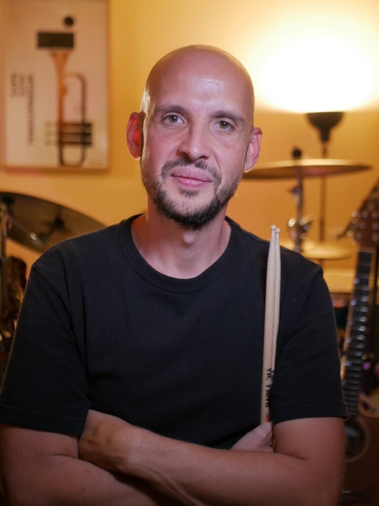 daniel espada en el estudio el templo del groove con una batería